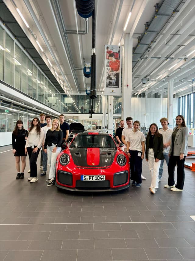 company/porscheCaseFactoryVisitAlt